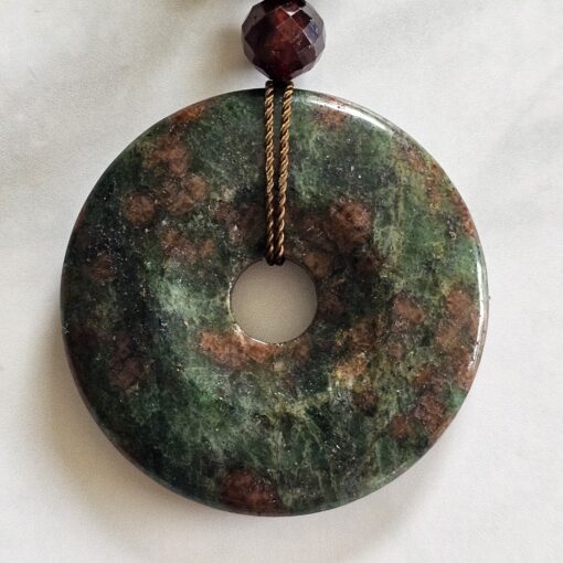 Granat (Malaya-Granat, facettiert) -Mala mit Eklogit-Donut und Armband – Bild 10