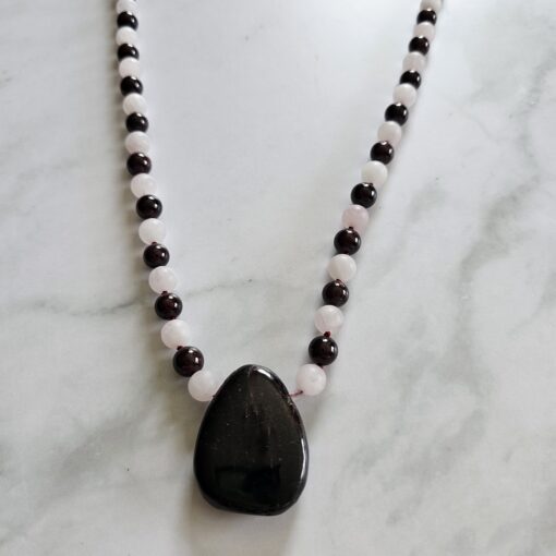 Granat-Rosenquarz (matt) -Mala mit Granat-Anhänger (Freiform) und 2 Armbändern – Bild 9