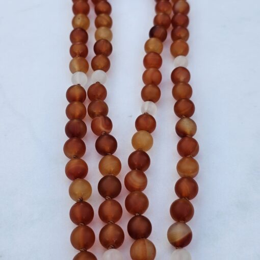 „Karneolachat“ (matt) -Achat (weiß und matt) -Mala mit „Karneolachat“-Anhänger (Freiform) und passendem Armband – Bild 11