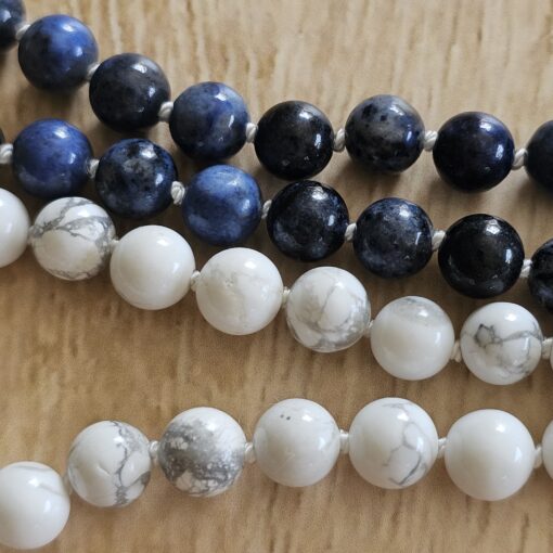 Dumortierit-Magnesit-Mala (2) mit Magnesit-Anhänger (Freiform) – Bild 11