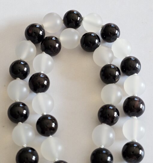 Achat (weiß und matt) -Granat (dunkel) -Mala mit Edelstahlanhänger (Hamsa-Hand) – Bild 11