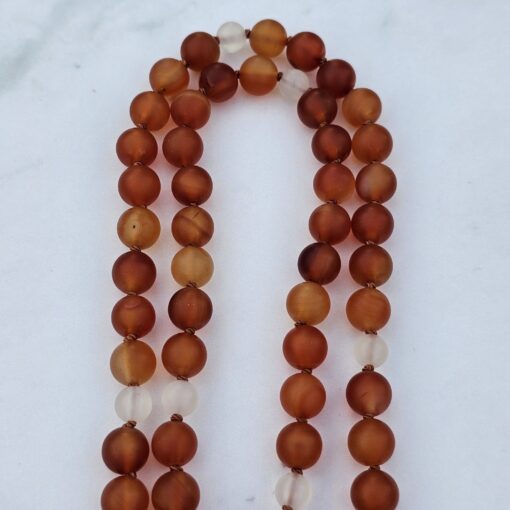 „Karneolachat“ (matt) -Achat (weiß und matt) -Mala mit „Karneolachat“-Anhänger (Freiform) und passendem Armband – Bild 12