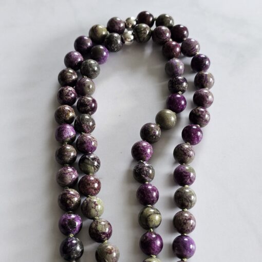 Stichtit in Serpentinit-Mala mit Stichtit-Anhänger (Tropfen) und Armband – Bild 12