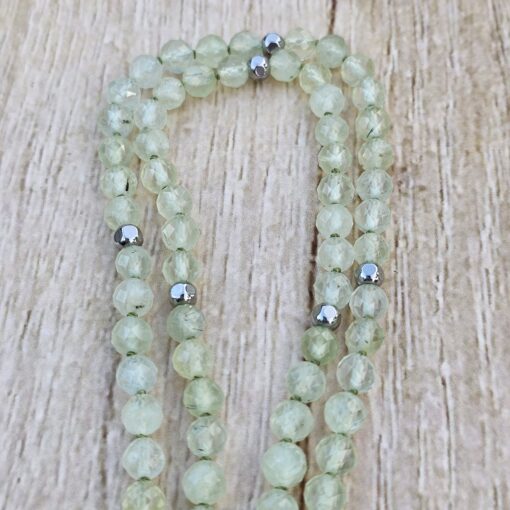 Prehnit (hellgrün und facettiert) -Mala mit grünem Prehnit-Anhänger (Oval) und Armband – Bild 12