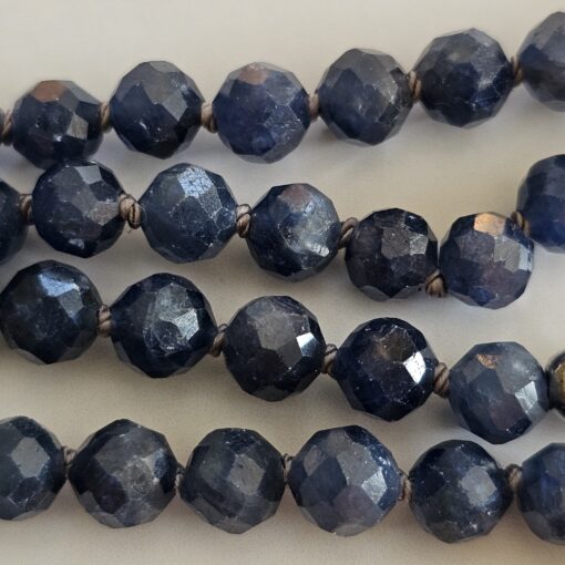 Saphir (blau und facettiert) -Bergkristall (facettiert) -Mala (2) mit Edelstahlanhänger (Lotusblüte) – Bild 12