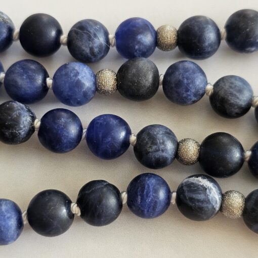 Sodalith (matt) -Schneequarz-Mala mit Sodalith-Anhänger (Oval) – Bild 12