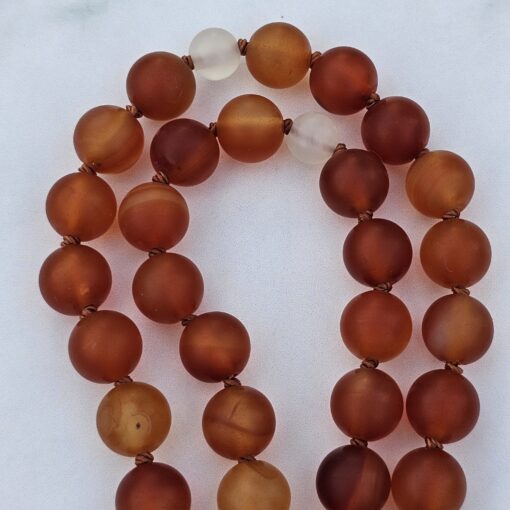 „Karneolachat“ (matt) -Achat (weiß und matt) -Mala mit „Karneolachat“-Anhänger (Freiform) und passendem Armband – Bild 13