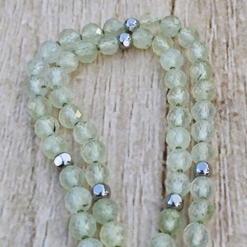 Prehnit (hellgrün und facettiert) -Mala mit grünem Prehnit-Anhänger (Oval) und Armband – Bild 13