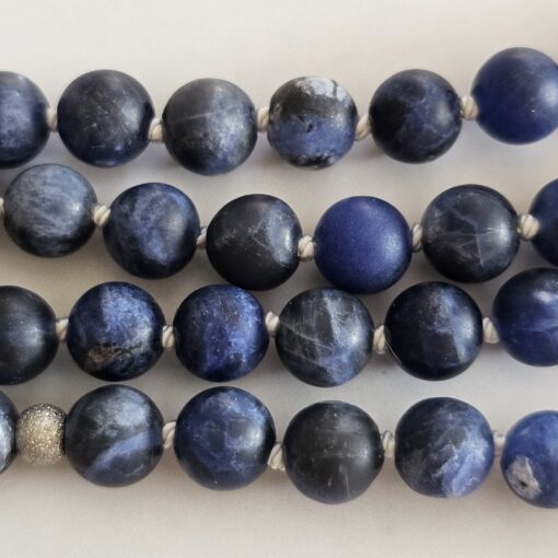 Sodalith (matt) -Schneequarz-Mala mit Sodalith-Anhänger (Oval) – Bild 13