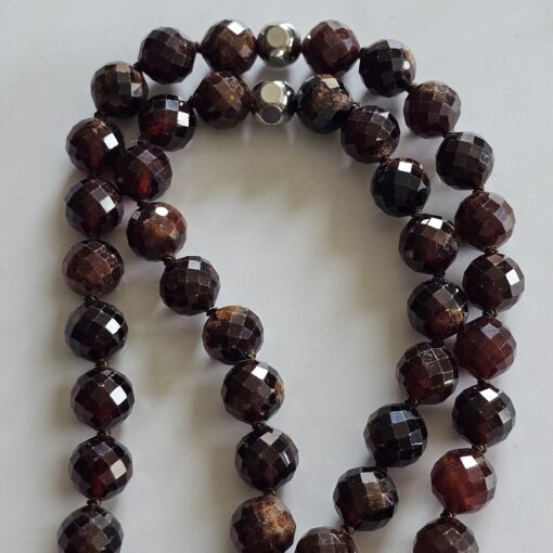 Granat (Malaya-Granat, facettiert) -Mala mit Eklogit-Donut und Armband – Bild 13