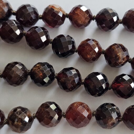 Granat (Malaya-Granat, facettiert) -Mala mit Eklogit-Donut und Armband – Bild 14