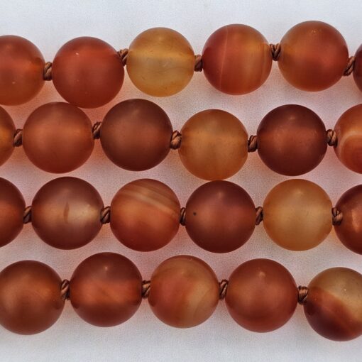 „Karneolachat“ (matt) -Achat (weiß und matt) -Mala mit „Karneolachat“-Anhänger (Freiform) und passendem Armband – Bild 15
