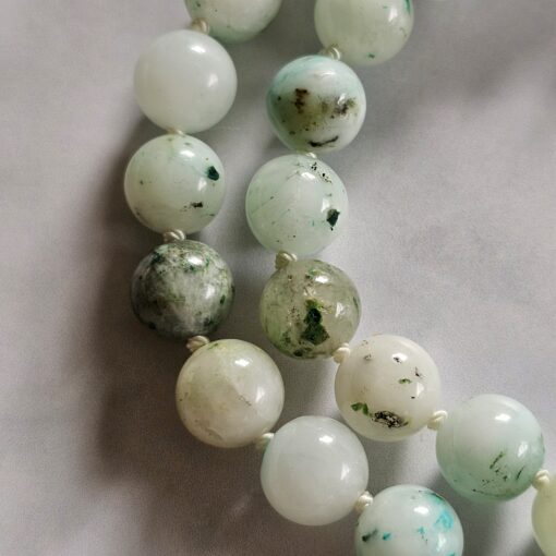 Jade („Himmel-Berg-Jade“) mit Seidenquaste – Bild 15