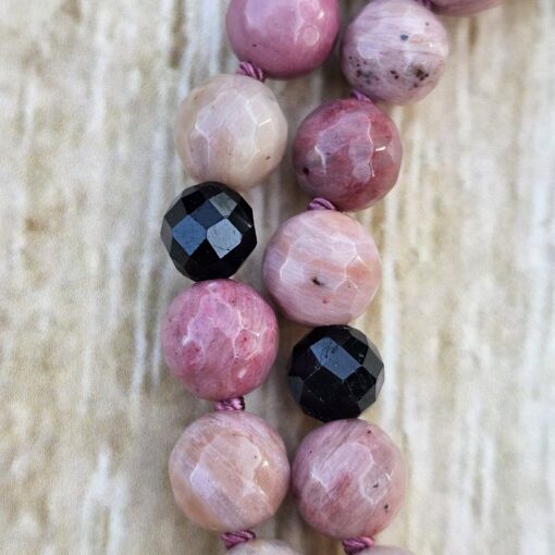 Rhodonit (facettiert) -Turmalin (schwarz, facettiert) -Mala mit Rhodonit-Donut – Bild 15