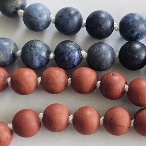 Achat (weiß) -Dumortierit-Jaspis (rot) -Mala (matt) mit Edelstahlanhänger und Armband – Bild 15