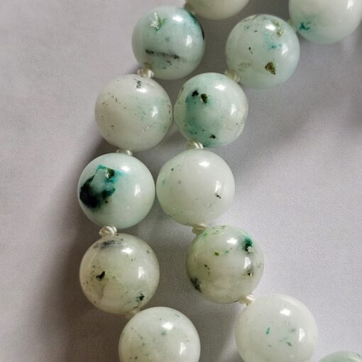 Jade („Himmel-Berg-Jade“) mit Seidenquaste – Bild 16