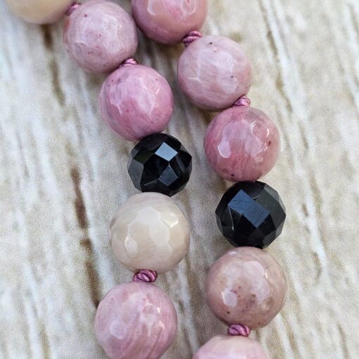 Rhodonit (facettiert) -Turmalin (schwarz, facettiert) -Mala mit Rhodonit-Donut – Bild 16