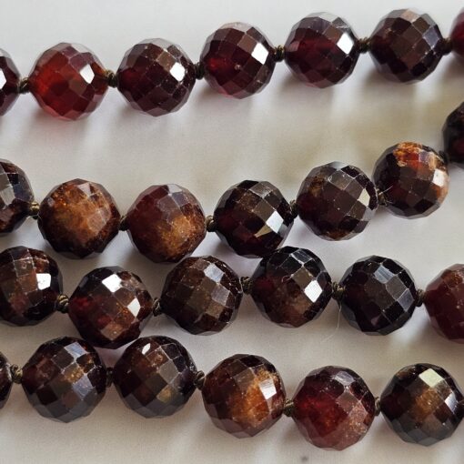 Granat (Malaya-Granat, facettiert) -Mala mit Eklogit-Donut und Armband – Bild 16