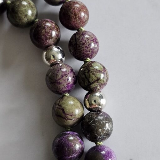 Stichtit in Serpentinit-Mala mit Stichtit-Anhänger (Tropfen) und Armband – Bild 17