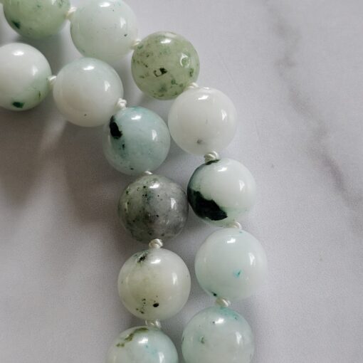 Jade („Himmel-Berg-Jade“) mit Seidenquaste – Bild 17