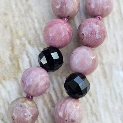 Rhodonit (facettiert) -Turmalin (schwarz, facettiert) -Mala mit Rhodonit-Donut – Bild 17