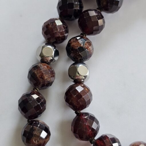 Granat (Malaya-Granat, facettiert) -Mala mit Eklogit-Donut und Armband – Bild 17