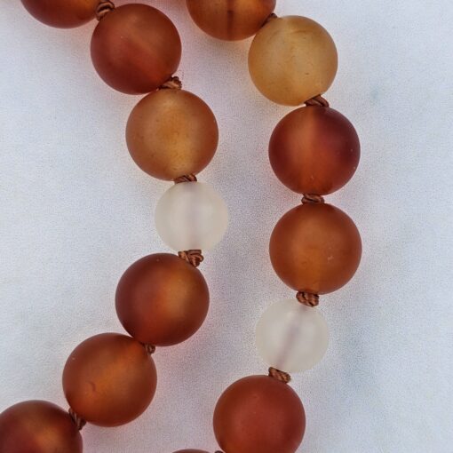 „Karneolachat“ (matt) -Achat (weiß und matt) -Mala mit „Karneolachat“-Anhänger (Freiform) und passendem Armband – Bild 18