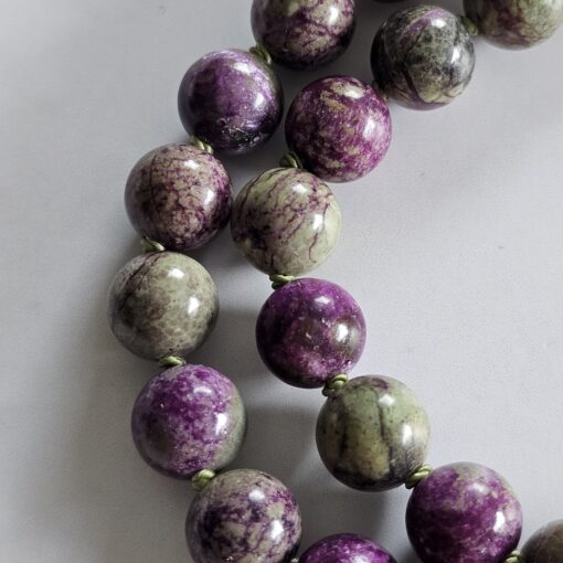 Stichtit in Serpentinit-Mala mit Stichtit-Anhänger (Tropfen) und Armband – Bild 18