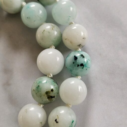Jade („Himmel-Berg-Jade“) mit Seidenquaste – Bild 18