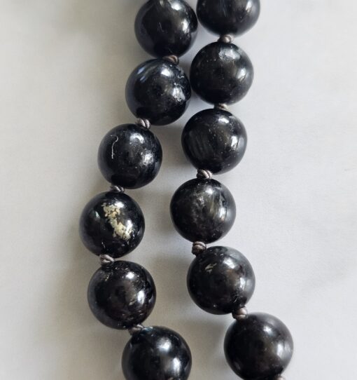 Anthophyllit-Mala mit einem Anthophyllit-Donut – Bild 18