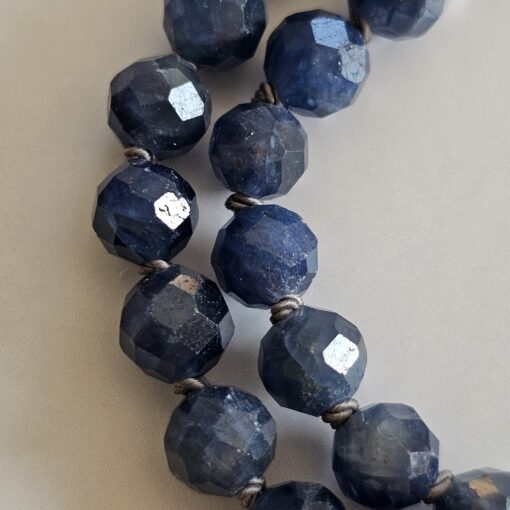 Saphir (blau und facettiert) -Bergkristall (facettiert) -Mala (2) mit Edelstahlanhänger (Lotusblüte) – Bild 18