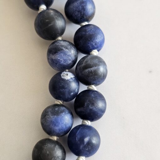 Sodalith (matt) -Schneequarz-Mala mit Sodalith-Anhänger (Oval) – Bild 18
