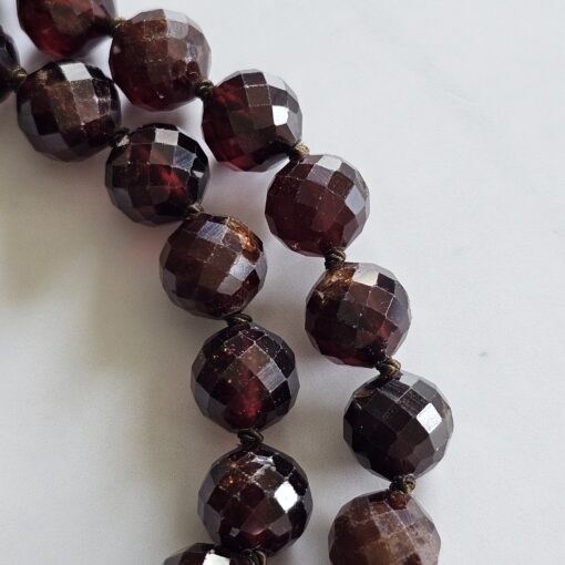 Granat (Malaya-Granat, facettiert) -Mala mit Eklogit-Donut und Armband – Bild 18