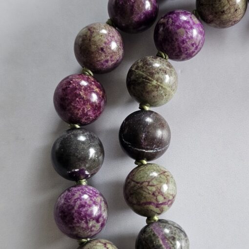 Stichtit in Serpentinit-Mala mit Stichtit-Anhänger (Tropfen) und Armband – Bild 19