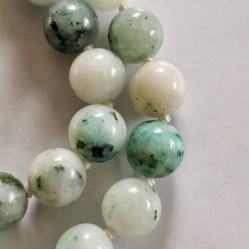Jade („Himmel-Berg-Jade“) mit Seidenquaste – Bild 19