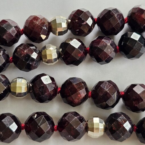 Granat (facettiert) -Mala mit Granat-Anhänger (Freiform) und 2 Armbändern – Bild 17