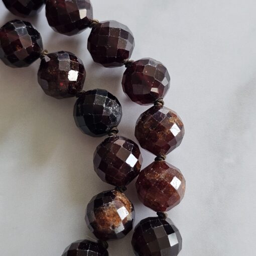 Granat (Malaya-Granat, facettiert) -Mala mit Eklogit-Donut und Armband – Bild 19