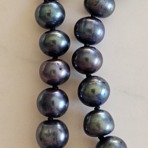 Perlen (schwarze Barock Süßwasserperlen) -Mala mit schwarzem Perlmutt-Anhänger – Bild 19