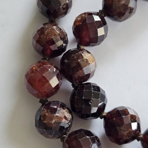 Granat (Malaya-Granat, facettiert) -Mala mit Eklogit-Donut und Armband – Bild 21