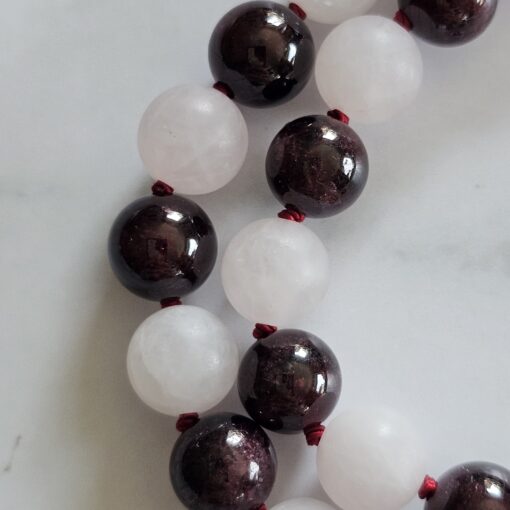 Granat-Rosenquarz (matt) -Mala mit Granat-Anhänger (Freiform) und 2 Armbändern – Bild 19