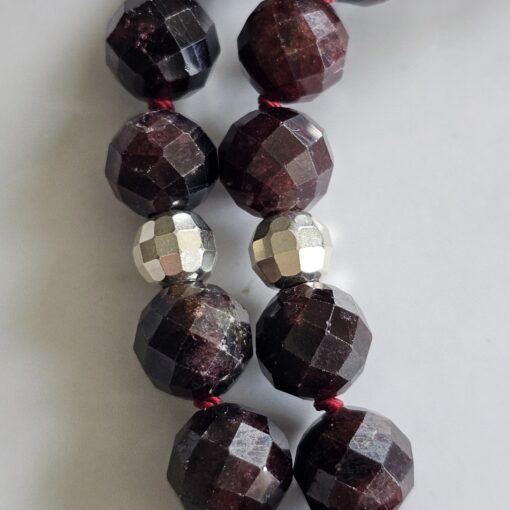 Granat (facettiert) -Mala mit Granat-Anhänger (Freiform) und 2 Armbändern – Bild 20