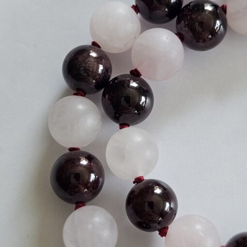 Granat-Rosenquarz (matt) -Mala mit Granat-Anhänger (Freiform) und 2 Armbändern – Bild 21