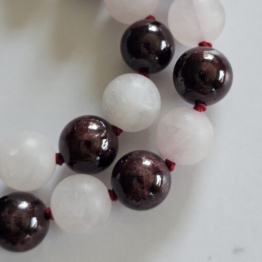 Granat-Rosenquarz (matt) -Mala mit Granat-Anhänger (Freiform) und 2 Armbändern – Bild 22