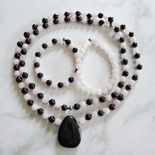 Granat-Rosenquarz (matt) -Mala mit Granat-Anhänger (Freiform) und 2 Armbändern
