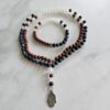 Achat (weiß) -Dumortierit-Jaspis (rot) -Mala (matt) mit Edelstahlanhänger und Armband