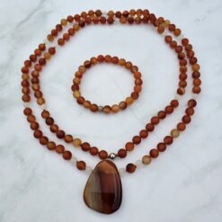 „Karneolachat“ (matt) -Achat (weiß und matt) -Mala mit „Karneolachat“-Anhänger (Freiform) und passendem Armband