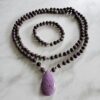 Stichtit in Serpentinit-Mala mit Stichtit-Anhänger (Tropfen) und Armband