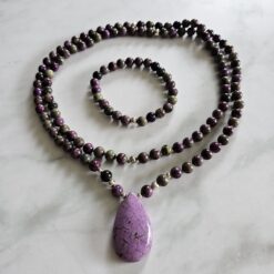 Stichtit in Serpentinit-Mala mit Stichtit-Anhänger (Tropfen) und Armband