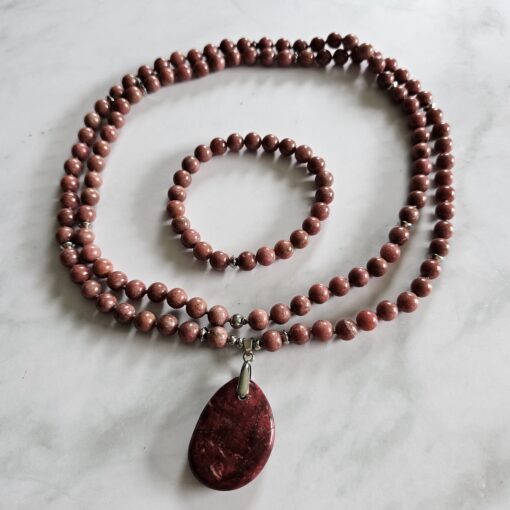 Thulit-Mala (2) mit Thulit-Anhänger (Freiform) und Armband