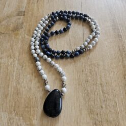 Dumortierit-Magnesit-Mala (1) mit Dumortierit-Anhänger (Tropfen)
